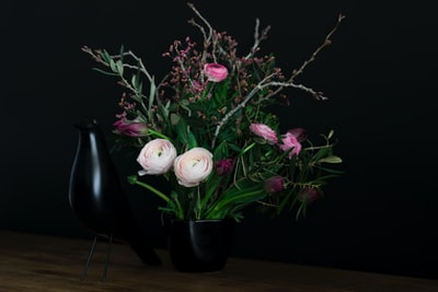 白色和粉色花朵黑色的花瓶
